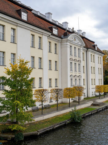 På andra sidan floden ligger Köpenicks slott, som är väl värt ett besök.
