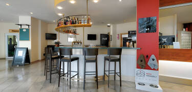 Hotellet har en restaurang, en lobbybar och en mysig terrass.