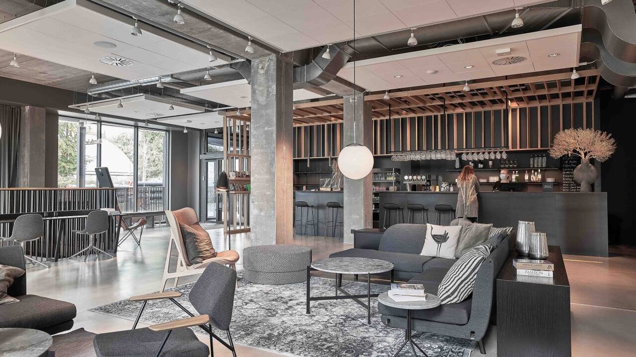 Hotellets lounge og fællesområder indbyder til at nyde en kop kaffe eller en snack fra baren.