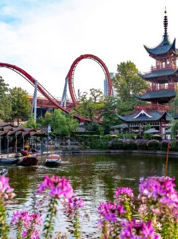 Besök Tivoli för en dag fylld av nöjen.
