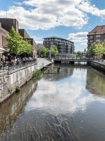 Idylliska Lyngby Sjö är perfekt för avkoppling, promenader eller för att bara njuta av den rofyllda atmosfären.