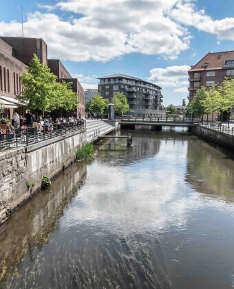 Idylliska Lyngby Sjö är perfekt för avkoppling, promenader eller för att bara njuta av den rofyllda atmosfären.