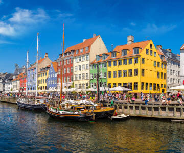 Københavns pulserende byliv er let at komme til.