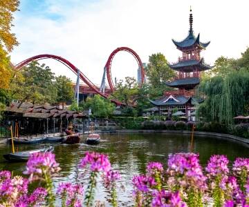 Besök Tivoli för en dag fylld av nöjen.