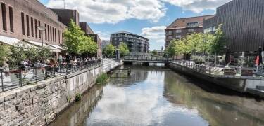 Das idyllische Lyngby Sø eignet sich wunderbar zum Entspannen, Spazierengehen oder um einfach die ruhige Atmosphäre zu genießen.