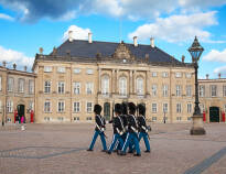 Schauen Sie am prächtigen Herrenhaus der königlichen Familie vorbei und erleben Sie die königliche Atmosphäre.