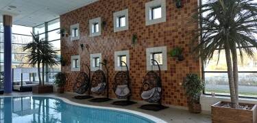Njut av total avkoppling med inomhus- och bubbelpool, ång- och torrbastu, samt varma utomhusbadtunnor.