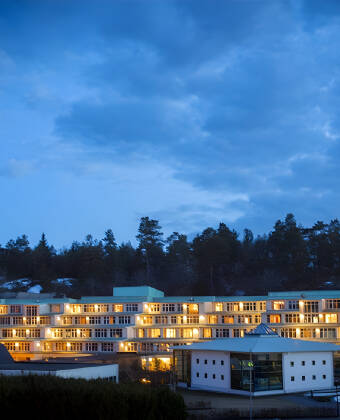 Hotellet er like hyggelig om kvelden. Omgivelsene omkring Brunnsparken og hotellet byr på frisk natur.