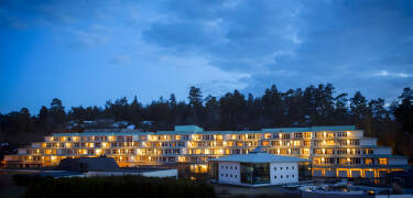 Das Hotel ist mindestens genauso schön am Abend. Die Umgebung von Brunnsparken