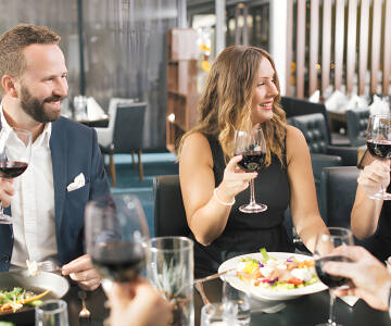 Hotellets trivsamma restaurang serverar både frukostbuffé och middag! Njut av god mat på hotellets restaurang
