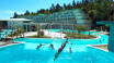 Hotellets stora poolområden passar både vuxna och barn. Här kan man enkelt tillbringa en hel dag tillsammans!
