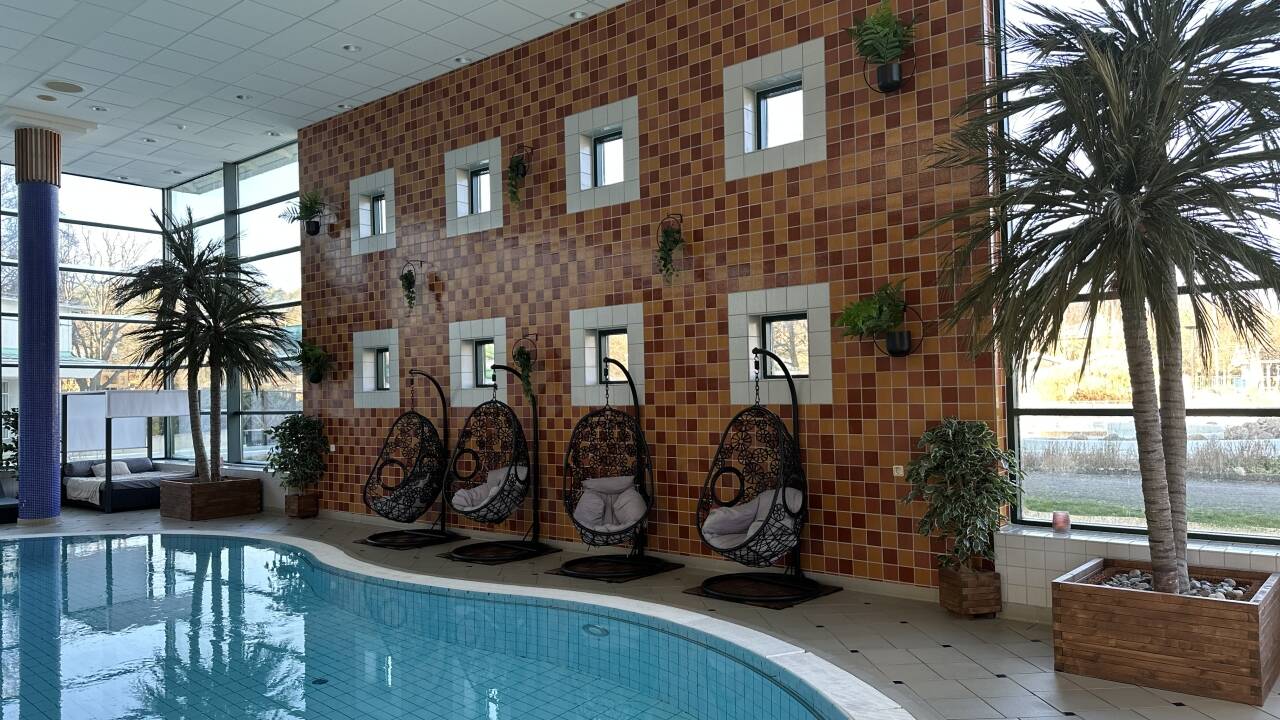 Njut av total avkoppling med inomhus- och bubbelpool, ång- och torrbastu, samt varma utomhusbadtunnor.