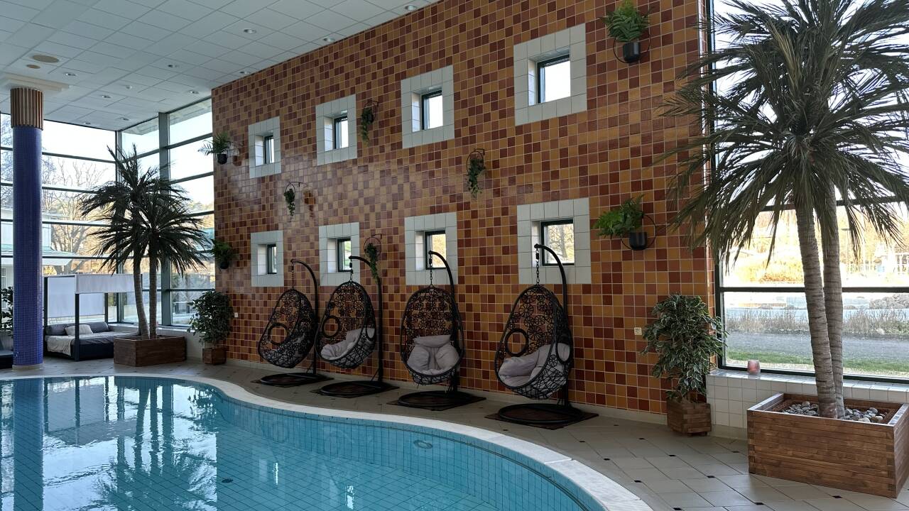 Njut av total avkoppling med inomhus- och bubbelpool, ång- och torrbastu, samt varma utomhusbadtunnor.