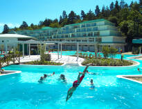 Hotellets store utendørs bassengområde er egnet for både barn og voksne.