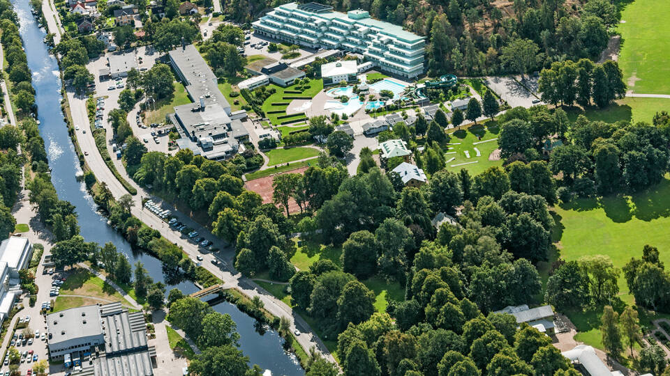 Ronneby Brunn Hotell ligger bland grönska.