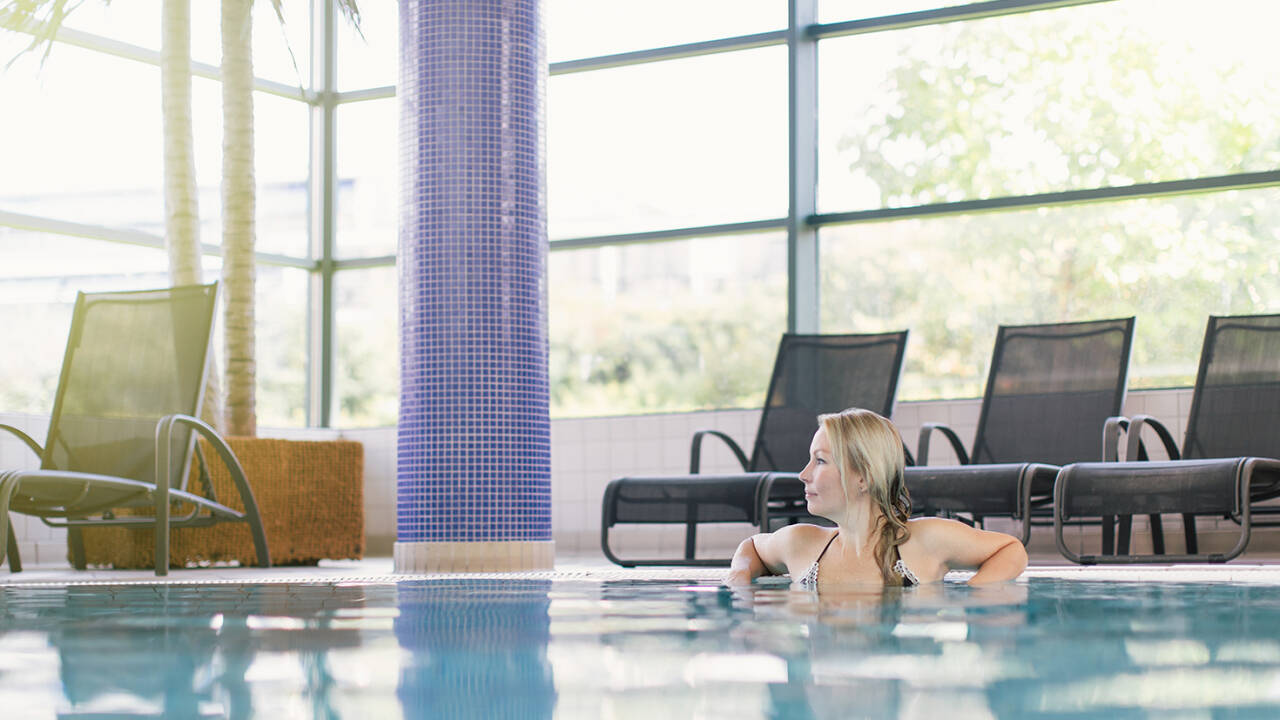 Med både et innendørs basseng og boblebad er det gode muligheter for å slappe av og nyte ferien.