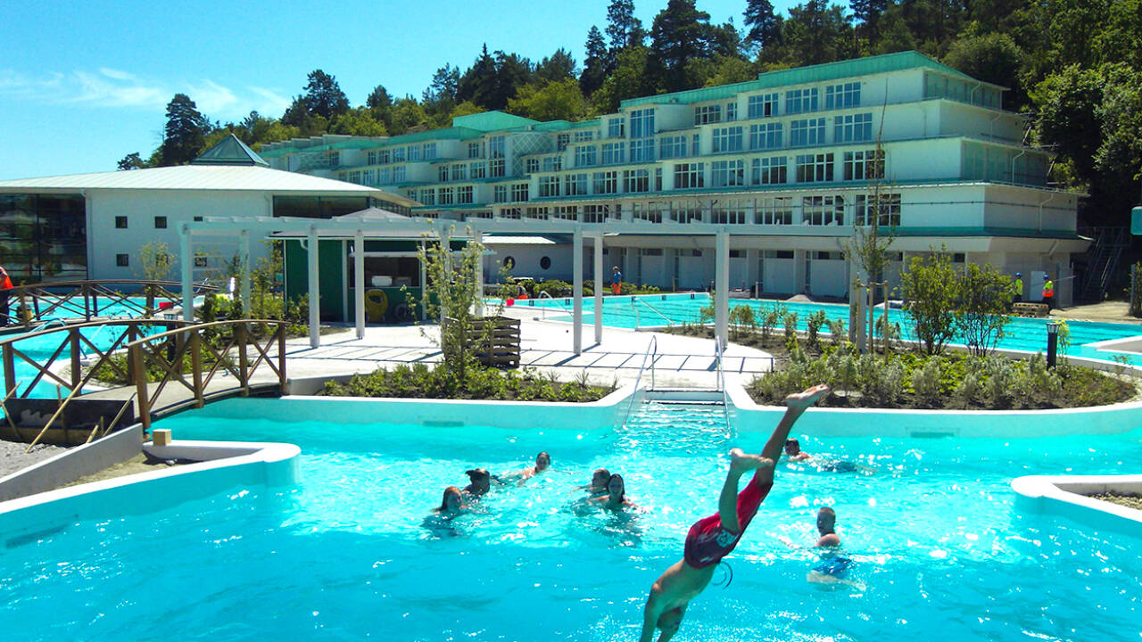 Hotellets store utendørs bassengområde er egnet for både barn og voksne.
