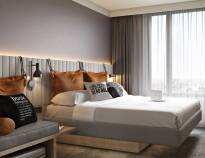 Hotellrommene har utsikt og tilbyr toppmoderne fasiliteter i en effektiv og funksjonell design.