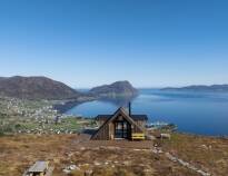 Leikanger liegt am berühmten Nordfjord, dem längsten und tiefsten Fjord Norwegens. Bewundern Sie die dramatische Fjordlandschaft, machen Sie eine Kajaktour oder genießen Sie eine gemütliche Fjordfahrt.