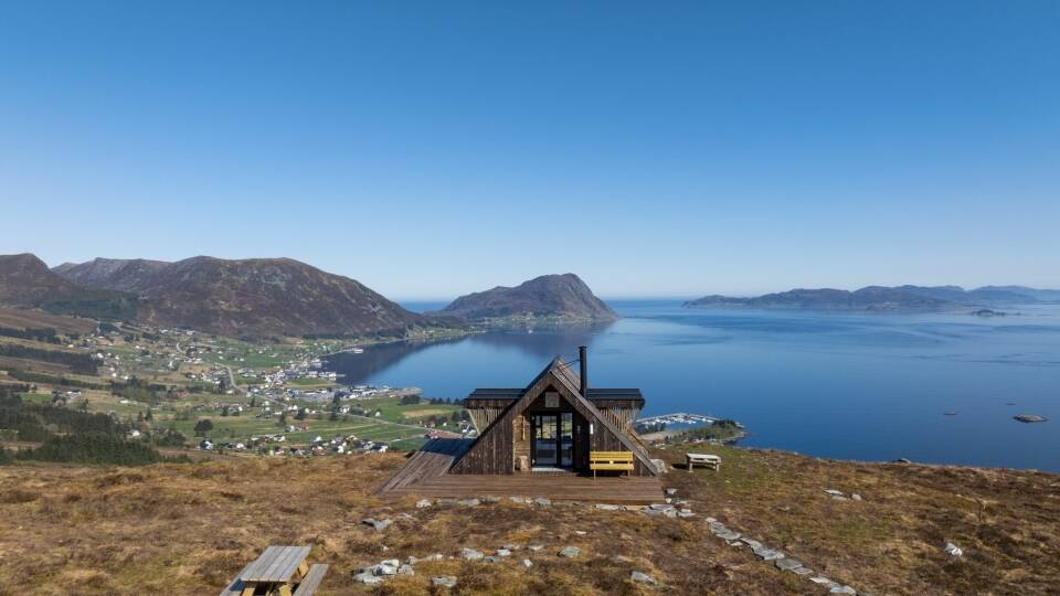 Leikanger liegt am berühmten Nordfjord, dem längsten und tiefsten Fjord Norwegens. Bewundern Sie die dramatische Fjordlandschaft, machen Sie eine Kajaktour oder genießen Sie eine gemütliche Fjordfahrt.