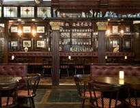 Ved siden af hotellet ligger The Bishops Arms, en ægte britisk pub med et bredt udvalg af øl og whisky
