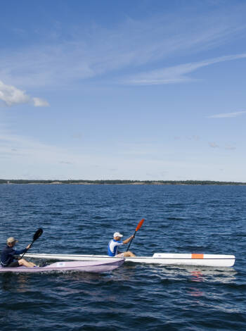 Vattnet runt Karlskrona bjuder in till kajakpaddling, båtturer och andra vattensporter under din vistelse.
