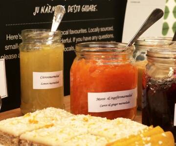 Hver morgen starter med en hjemmelaget frokostbuffé, og på ettermiddagen kan du nyte gratis hjemmebakte kaker.