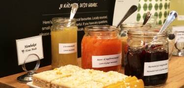 Hver morgen starter med en hjemmelaget frokostbuffé, og på ettermiddagen kan du nyte gratis hjemmebakte kaker.