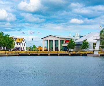 Marinemuseet, en af regionens største seværdigheder, ligger blot 600 meter fra hotellet.