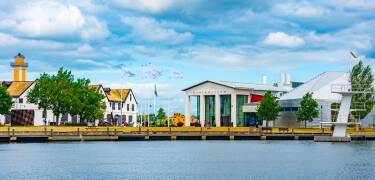 Marinmuseum, en av regionens främsta sevärdheter, ligger endast 600 meter från hotellet.