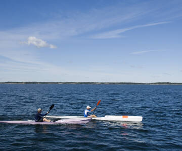 Vattnet runt Karlskrona bjuder in till kajakpaddling, båtturer och andra vattensporter under din vistelse.