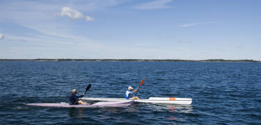 De omkringliggende farvande inviterer til kajaksejlads, bådture eller andre vandsportsaktiviteter under dit ophold.