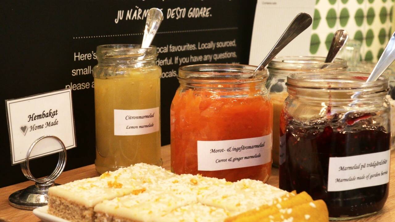 Hver morgen starter med en hjemmelaget frokostbuffé, og på ettermiddagen kan du nyte gratis hjemmebakte kaker.