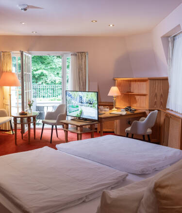 Hotellrommene gir deg en stilfull og komfortabel setting under oppholdet.