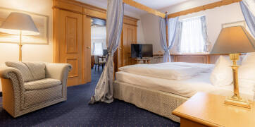 Under er semester sover ni gott på hotellets eleganta och bekväma rum.