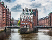 En dagsutflykt till Hamburg, som inte ligger långt från hotellet, är ett måste under er semester