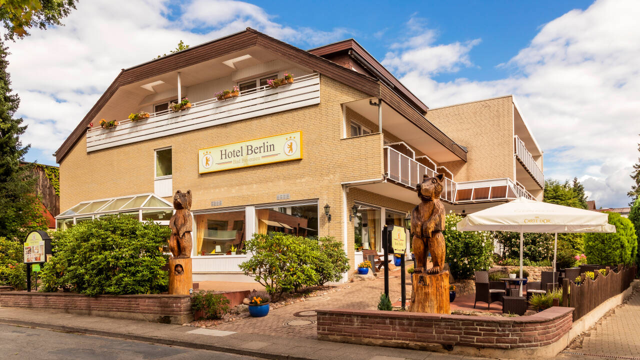 Das Hotel liegt direkt neben den Kurparkanlagen und 200 m von den örtlichen Thermalbädern entfernt.