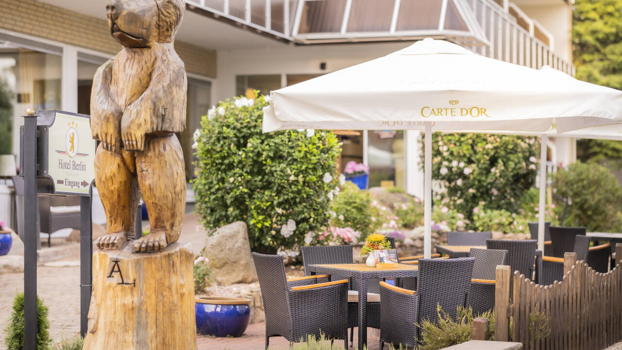 Soliga dagar kan ni koppla av på hotellets solterrass