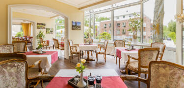 Local specialities are served in the on-site restaurant.