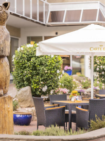 Soliga dagar kan ni koppla av på hotellets solterrass
