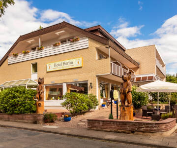 Hotellet ligger precis intill kurparken och 200 meter från de lokala termalbaden.