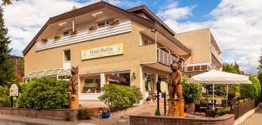 Das Hotel liegt direkt neben den Kurparkanlagen und 200 m von den örtlichen Thermalbädern entfernt.