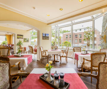 De serverer lokale spesialiteter i hotellets restaurant.