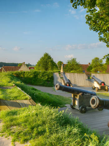 Besök den holländska fästningsstaden, Bourtange, vars hus idag används som museum-byggnader.