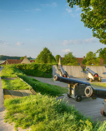 Besuchen Sie die niederländische Festung Bourtange, deren Gebäude heute als Museum Verwendung finden.