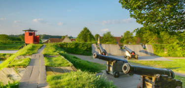 Besuchen Sie die niederländische Festung Bourtange, deren Gebäude heute als Museum Verwendung finden.