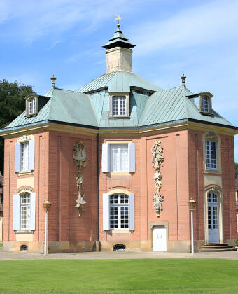 Besuchen Sie das anmutige Barockschloss Clemenswerth, das Sie im Stil der ehemaligen Kurfürsten auf eine faszinierende Zeitreise mitnimmt.