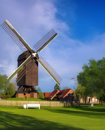 Die charakteristische Mühle in Papenburg sollten Sie auf jeden Fall auf einem Spaziergang durch die Stadt besuchen.