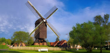 Die charakteristische Mühle in Papenburg sollten Sie auf jeden Fall auf einem Spaziergang durch die Stadt besuchen.