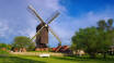 Die charakteristische Mühle in Papenburg sollten Sie auf jeden Fall  auf einem Spaziergang durch die Stadt besuchen.